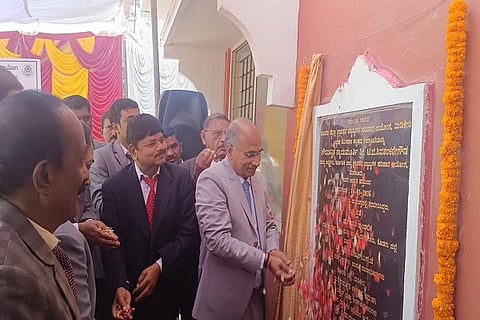 ಕೊಡಗು ಜಿಲ್ಲಾ ಗ್ರಾಹಕರ ವ್ಯಾಜ್ಯಗಳ ಪರಿಹಾರ ಆಯೋಗದ ನವೀಕೃತ ಕಟ್ಟಡವನ್ನು ಕರ್ನಾಟಕ ರಾಜ್ಯ ಗ್ರಾಹಕರ ವ್ಯಾಜ್ಯಗಳ ಪರಿಹಾರ ಆಯೋಗದ ಅಧ್ಯಕ್ಷ ನ್ಯಾ. ಟಿ.ಜಿ. ಶಿವಶಂಕರೇ ಗೌಡ ಉದ್ಘಾಟಿಸಿದರು. ಗೌರಮ್ಮಣಿ, ಹೊಸಮನಿ ಪುಂಡಲಿಕ, ಸಿ.ಟಿ. ಜೋಸೆಫ್ ಮತ್ತಿತರರು ಇದ್ದರು.