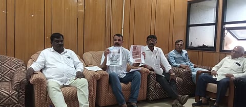 contractors demand ಹುಬ್ಬಳ್ಳಿ ಧಾರವಾಡ ಮಹಾನಗರ ಪಾಲಿಕೆ ಗುತ್ತಿಗೆದಾರರ ಸಂಘದ ಪ್ರಧಾನ ಕಾರ್ಯದರ್ಶಿ ಪಂಪಣ್ಣ ಅಂಬಿಗೇರ ಮಾತನಾಡಿದರು.