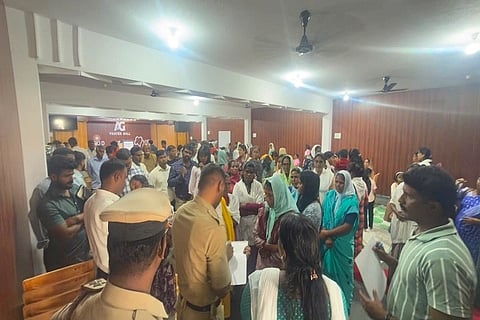 ಕುಶಾಲನಗರದ ಖಾಸಗಿ ಸಭಾಂಗಣವೊAದರಲ್ಲಿ ಪ್ರಾರ್ಥನೆ ನೆಪದಲ್ಲಿ ಅಕ್ರಮ ಮತಾಂತರ ನಡೆಯುತ್ತಿದೆ ಎಂದು ಆರೋಪಿಸಿ ಹಿಂದೂ ಪರ ಸಂಘಟನೆಗಳು ಪ್ರತಿಭಟನೆ ನಡೆಸಿದ ವೇಳೆ ಸ್ಥಳಕ್ಕೆ ಆಗಮಿಸಿದ ಪೊಲೀಸರು ಪರಿಶೀಲನೆ ನಡೆಸಿದರು.