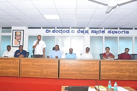 ಪ್ರಾಥಮಿಕ ಕೃಷಿ ಪತ್ತಿನ ಸಹಕಾರ ಸಂಘಗಳಲ್ಲಿ ನೂತನವಾಗಿ ಆಯ್ಕೆಯಾಗಿರುವ ನಿರ್ದೇಶಕರಿಗೆ ಏರ್ಪಡಿಸಿದ್ದ ತರಬೇತಿ ಕಾರ್ಯಕ್ರಮದ ಸಮಾರೋಪ ಸಮಾರಂಭದಲ್ಲಿ ಜಿಲ್ಲಾ ಸಹಕಾರ ಕೇಂದ್ರ ಬ್ಯಾಂಕ್ ಅಧ್ಯಕ್ಷ ಕೊಡಂದೇರ ಬಾಂಡ್ ಗಣಪತಿ ಮಾತನಾಡಿದರು. ಶರವಣ ಕುಮಾರ್, ಕೃಷ್ಣೇಗೌಡ, ಗುರುಸ್ವಾಮಿ, ಎ.ಗೋಪಾಲಕೃಷ್ಣ ಮತ್ತಿತರರು ಇದ್ದರು.