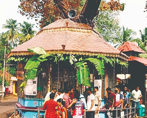 ಗೋಕರ್ಣದ ಮಾರುತಿ ಗುಡಿ ಹೊಸದಾಗಿ ಹಾಕಲಾದ ತಾಮ್ರದ ಆಚ್ಛಾದನದಿಂದ ಕಂಗೊಳಿಸುತ್ತಿದೆ.