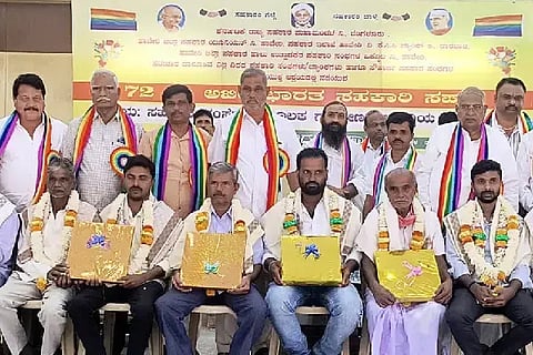 ಸವಣೂರ ಪಟ್ಟಣದ ಡಾ. ವಿ.ಕೃ. ಗೋಕಾಕ ಸಭಾ ಭವನದಲ್ಲಿ ಭಾನುವಾರ ಏರ್ಪಡಿಸಿದ್ದ 72ನೇ ಅಖಿಲ ಭಾರತ ಸಹಕಾರ ಸಪ್ತಾಹ cooperative sectorಸಮಾರಂಭದಲ್ಲಿ ತಾಲೂಕಿನ ಉತ್ತಮ ಹಾಲು ಉತ್ಪಾದಕರ ಸಂಗಳ ಪದಾಧಿಕಾರಿಗಳನ್ನು ಸನ್ಮಾನಿಸಲಾಯಿತು.