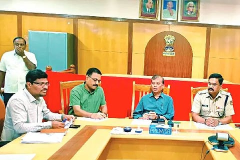 ದಾವಣಗೆರೆ ಜಿಲ್ಲಾಡಳಿತ ಭವನದಲ್ಲಿ ಗುರುವಾರ, ಮತ ಎಣಿಕೆ ಪ್ರಕ್ರಿಯೆ ಕುರಿತು ಅಧಿಕಾರಿಗಳೊಂದಿಗೆ ನಡೆದ ಪೂರ್ವಭಾವಿ ಸಭೆಯಲ್ಲಿ ಜಿ.ಎಂ. ಗಂಗಾಧರಸ್ವಾಮಿ, ಡಾ. ಎಚ್.ಟಿ. ಶೇಖರ್, ಶೀಲವಂತ ಶಿವಕುಮಾರ್, ಸಂತೋಷ್ ಕುಮಾರ್, ಮಮತ ಹೊಸಗೌಡರ್ ಇದ್ದರು.