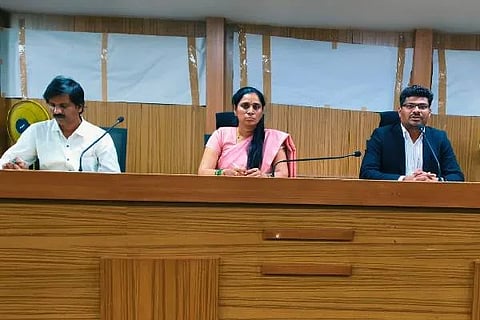 ದಾವಣಗೆರೆ ಮಹಾನಗರ ಪಾಲಿಕೆ ಕಚೇರಿ ಸಭಾಂಗಣದಲ್ಲಿ ಮಂಗಳವಾರ ನಡೆದ ಮತ ಎಣಿಕೆ ಕಾರ್ಯಗಳ ಪೂರ್ವಸಿದ್ಧತೆ ಸಭೆಯಲ್ಲಿ ಸಂತೋಷ್ ಕುಮಾರ್ ಮಾತನಾಡಿದರು. ಉದಯ್, ಭಾಗ್ಯಾ ಇದ್ದರು.