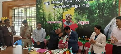 ರಾಮನಗರದ ವಕೀಲರ ಸಂದಲ್ಲಿ ಆಯೋಜಿಸಿದ್ದ ಕಾರ್ಯಕ್ರಮದಲ್ಲಿ ಜಿಲ್ಲಾ ನ್ಯಾಯಾಲಯ ಸಂಕೀರ್ಣ ನಿರ್ಮಾಣಕ್ಕಾಗಿ ಜಮೀನನ್ನು ಜಿಲ್ಲಾ ಪ್ರಧಾನ ಮತ್ತು ಸತ್ರ ನ್ಯಾಯಾಧೀಶ ಎಂ.ಎಚ್​.ಅಣ್ಣಯ್ಯನವರ್​ ಅವರಿಗೆ ಶಾಸಕ ಎಚ್​.ಎ. ಇಕ್ಬಾಲ್​ ಹುಸೇನ್​ ಹಸ್ತಾಂತರಿಸಿದರು.