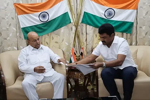  ಶಿವಮೊಗ್ಗದಲ್ಲಿ ಹೈಕೋರ್ಟ್ ಸಂಚಾರಿ ಪೀಠ ಸ್ಥಾಪನೆ ಸಂಬಂಧ ಬಿ.ವೈ.ರಾಘವೇಂದ್ರ ಬೆಂಗಳೂರಿನಲ್ಲಿ ರಾಜ್ಯಪಾಲ ಥಾವರಚಂದ್ ಗೆಹಲೋತ್ ಗಮನಸೆಳೆದರು.