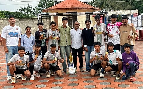 ಜಿಲ್ಲಾ ಮಟ್ಟದ ಹ್ಯಾಂಡ್‌ಬಾಲ್ ಪಂದ್ಯಾವಳಿಯಲ್ಲಿ ಚಾಂಪಿಯನ್ ಪಟ್ಟ ಅಲಂಕರಿಸಿ ಗೋಣಿಕೊಪ್ಪಲು ಕಾವೇರಿ ಪಿಯು ಕಾಲೇಜು ತಂಡ.