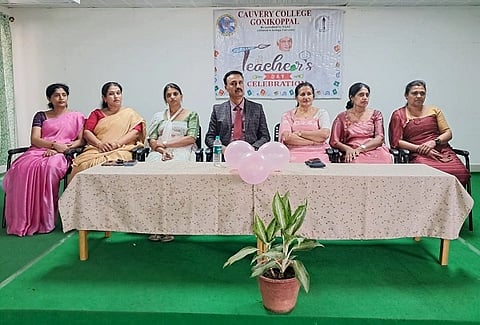 ಗೋಣಿಕೊಪ್ಪಲು ಕಾವೇರಿ ಕಾಲೇಜಿನಲ್ಲಿ ನಡೆದ ಶಿಕ್ಷಕರ ದಿನಾಚರಣೆಯಲ್ಲಿ ಕಾವೇರಿಯಪ್ಪ, ಭಾರತಿ, ನಯನಾ ತಮ್ಮಯ್ಯ ಇತರರಿದ್ದರು.