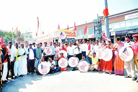  ಸಿಪಿಐ ಶತಮಾನೋತ್ಸವ ಹಿನ್ನೆಲೆಯಲ್ಲಿ ಬುಧವಾರ ದಾವಣಗೆರೆಯ ಸಂಗೊಳ್ಳಿ ರಾಯಣ್ಣ ವೃತ್ತದಲ್ಲಿ ಆಗಮಿಸಿದ ರಾಜ್ಯವ್ಯಾಪಿ ಜಾಥಾವನ್ನು ಸ್ವಾಗತಿಸಲಾಯಿತು. ಪಕ್ಷದ ರಾಜ್ಯ ಮಂಡಳಿ ಕಾರ್ಯದರ್ಶಿ ಸಾತಿ ಸುಂದರೇಶ್, ಎ.ಬಿ. ರಾಮಚಂದ್ರಪ್ಪ, ಆವರಗೆರೆ ಚಂದ್ರು, ಎಚ್.ಜಿ. ಉಮೇಶ್, ಎಚ್.ಎಂ. ಸಂತೋಷ್, ಬಿ.ಸಿ.ಹನುಮೇಗೌಡ ಇತರರಿದ್ದರು. 