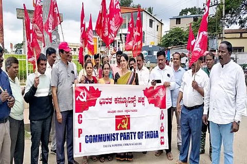 ಚಿಕ್ಕಮಗಳೂರು ಆಜಾದ್ ಪಾರ್ಕ್‌ ವೃತ್ತದಲ್ಲಿ ಪ್ರತಿಭಟನೆ ನಡೆಸಿದ ಸಿಪಿಐ ಕಾರ್ಯಕರ್ತರು ದೆಹಲಿಯಲ್ಲಿ ವಿದ್ಯಾರ್ಥಿಗಳ ಮೇಲೆ ಹಲ್ಲೆ ನಡೆಸಿರುವ ಕೇಂದ್ರ ಸರ್ಕಾರದ ಕ್ರಮ ಖಂಡಿಸಿದರು.