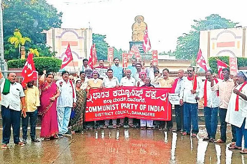 ಕೇಂದ್ರ ಶಿಕ್ಷಣ ಸಚಿವ ಧರ್ಮೇಂದ್ರ ಪ್ರಧಾನ್ ರಾಜೀನಾಮೆಗೆ ಆಗ್ರಹಿಸಿ ದಾವಣಗೆರೆಯಲ್ಲಿ ಭಾರತ ಕಮ್ಯುನಿಸ್ಟ್ ಪಕ್ಷದ ಕಾರ್ಯಕರ್ತರು ಪ್ರತಿಭಟನೆ ನಡೆಸಿದರು. ಆವರಗೆರೆ ಚಂದ್ರು, ಎಚ್.ಜಿ. ಉಮೇಶ್, ಕೆರನಹಳ್ಳಿ ರಾಜು, ಜಿ. ಯಲ್ಲಪ್ಪ, ಐರಣಿ ಚಂದ್ರು, ಪಿ. ಷಣ್ಮುಖಸ್ವಾಮಿ, ಸರೋಜಾ, ರುದ್ರಮ್ಮ ಬೆಳಲಗೆರೆ, ಪುಷ್ಪ, ಎ. ತಿಪ್ಪೇಶ್, ಸುರೇಶ ಯರಗುಂಟೆ, ಬಿ. ಚಿನ್ನಪ್ಪ, ವಿ. ಲಕ್ಷ್ಮಣ ಇದ್ದರು.  