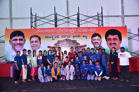 ಯೋಗಪಟುಗಳೊಂದಿಗೆ ಕೆಪಿಸಿಸಿ ಕಾರ್ಯದರ್ಶಿ ದುಂತೂರು ವಿಶ್ವನಾಥ್​, ನಗರ ಯೋಜನಾ ಪ್ರಾಧಿಕಾರ ಅಧ್ಯಕ್ಷ ಎಸ್​.ಆರ್​.ಪ್ರಮೋದ, ನಗರಸಭೆ ಅಧ್ಯಕ್ಷ ವಾಸಿಲ್​ ಆಲಿಖಾನ್​, ಪಕ್ಷದ ನಗರಾಧ್ಯಕ್ಷ ಸುನೀಲ್​.