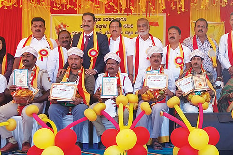 ಚನ್ನಪಟ್ಟಣ ಸರ್ಕಾರಿ ಬಾಲಕರ ಪದವಿ ಪೂರ್ವ ಕಾಲೇಜು ಆವರಣದಲ್ಲಿ ಆಯೋಜಿಸಿದ್ದ 70ನೇ ಕನ್ನಡ ರಾಜ್ಯೋತ್ಸವದಲ್ಲಿ ಸಾಧಕರನ್ನು ಸನ್ಮಾನಿಸಲಾಯಿತು. ನಗರಸಭೆ ಅಧ್ಯಕ್ಷ ವಾಸಿಲ್​ ಆಲಿ ಖಾನ್​, ಪೌರಾಯುಕ್ತ ಮಹೇಂದ್ರ, ನಗರ ಯೋಜನಾ ಪ್ರಾಧಿಕಾರದ ಅಧ್ಯಕ್ಷ ಎಸ್​.ಆರ್​.ಪ್ರಮೋದ್​, ಗ್ಯಾರಂಟಿ ಯೋಜನೆ ಅನುಷ್ಠಾನ ಸಮಿತಿ ಅಧ್ಯಕ್ಷ ರಂಗನಾಥ್​, ಜಿಲ್ಲಾ ಉಪಾಧ್ಯಕ್ಷ ಎಸ್​.ಸಿ.ಶೇಖರ್​, ತಾಪಂ ಇಒ ಸಂದೀಪ್​, ಕ್ಷೇತ್ರ ಸಮನ್ವಯಾಧಿಕಾರಿ ಸಿ.ರಾಜಶೇಖರ್​ ಇದ್ದರು.