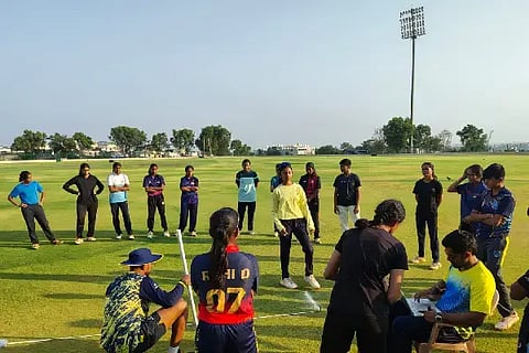 ಹುಬ್ಬಳ್ಳಿ ರಾಜನಗರ  (Cricket Camp)ಕೆಎಸ್​ಸಿಎ ಮೈದಾನದಲ್ಲಿ ಆರಂಭಗೊಂಡಿರುವ ಕ್ರಿಕೆಟ್ ಬೇಸಿಗೆ ಶಿಬಿರ.