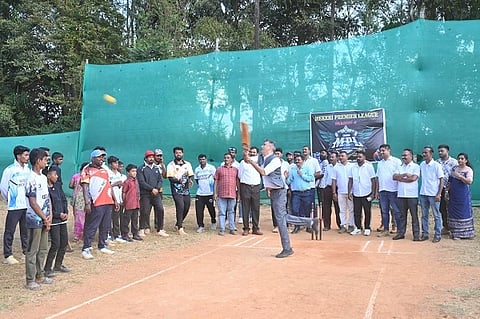 ಮೇಕೇರಿ ಪ್ರೀಮಿಯರ್ ಲೀಗ್ ಪಂದ್ಯಾವಳಿಗೆ ಶಾಸಕ ಎ.ಎಸ್.ಪೊನ್ನಣ್ಣ ಬ್ಯಾಟ್ ಮಾಡುವ ಮೂಲಕ ಚಾಲನೆ ನೀಡಿದರು. ಇಸ್ಮಾಯಿಲ್, ತೆನ್ನಿರ ಮೈನಾ ಇತರರಿದ್ದರು.