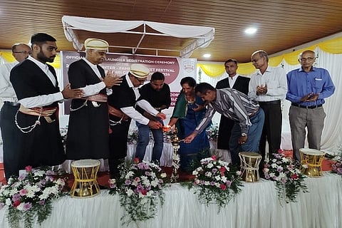  24ನೇ ವರ್ಷದ 'ಮುಕ್ಕಾಟಿರ ಕ್ರಿಕೆಟ್ ನಮ್ಮೆ-2026'ರ ವೆಬ್ ಸೈಟ್ ಬಿಡುಗಡೆ ಮತ್ತು ತಂಡಗಳ ನೋಂದಣಿ ಪ್ರಕ್ರಿಯೆಯನ್ನು ಫೀಲ್ಡ್ ಮಾರ್ಷಲ್ ಕೆ.ಎಂ. ಕಾರ್ಯಪ್ಪ ಕಾಲೇಜು ನಿವೃತ್ತ ಪ್ರಾಂಶುಪಾಲರಾದ ಡಾ. ಮಂಡೇಪAಡ ಪುಷ್ಪ ಕುಟ್ಟಣ್ಣ ಉದ್ಘಾಟಿಸಿದರು. ಮಾದಂಡ ತಿಮ್ಮಯ್ಯ, ಅಜ್ಜೇಟಿರ ವಿಕ್ರಮ್ ಉತ್ತಪ್ಪ, ಮುಕ್ಕಾಟಿರ ಪೊನ್ನಣ್ಣ, ಮುಕ್ಕಾಟಿರ ಗಣಪತಿ ಮತ್ತಿತರರು ಇದ್ದರು.