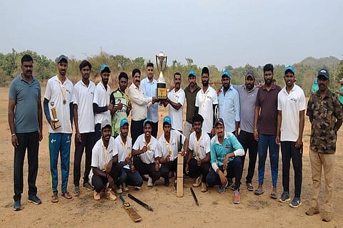 ಚಿಕ್ಕತ್ತೂರು ಗ್ರಾಮದಲ್ಲಿ ನಡೆದ ಹುಲಿಮಿತ್ರ ಕ್ರಿಕೆಟ್ ಪಂದ್ಯಾವಳಿಯಲ್ಲಿ ಪ್ರಥಮ ಸ್ಥಾನ ಪಡೆದ ದುಬಾರೆ ಟೈಗರ್ ತಂಡಕ್ಕೆ ಎ.ಸಿ.ಎಫ್. ಎ.ಎ. ಗೋಪಾಲ ಬಹುಮಾನ ವಿತರಿಸಿದರು. ವಾಂಚಿರ ಮನು ನಂಜುAಡ, ಆರ್. ರಕ್ಷಿತ್, ಕೆ.ಆರ್. ಚೇತನ್ ಮತ್ತಿತರರು ಇದ್ದರು.