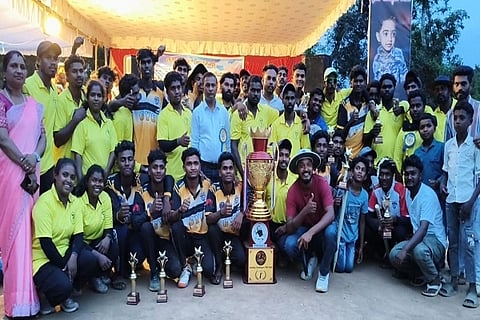 ತಿತಿಮತಿ ಸರ್ಕಾರಿ ಹಿರಿಯ ಪ್ರಾಥಮಿಕ ಶಾಲಾ ಮೈದಾನದಲ್ಲಿ ನಡೆದ ಆದಿವಾಸಿ ಪುರುಷರ ಕ್ರಿಕೆಟ್ ಪಂದ್ಯಾವಳಿಯಲ್ಲಿ ಚಾಂಪಿಯನ್ ಪಟ್ಟ ಗಳಿಸಿದ  ಕುಟ್ಟದ ಸಿಂಕೋನ ಯೂತ್ ಕ್ಲಬ್ ಎ ತಂಡ. ಸುಜಿನ್, ಪಂಕಜ ಮತ್ತಿತರರು ಇದ್ದರು.
