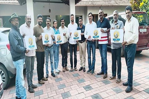 ಸಂಕ್ರಾಂತಿ ಸಂಭ್ರಮ ಕ್ರಿಕೆಟ್ ಪಂದ್ಯಾವಳಿಯ ಲೋಗೋ ಅನಾವರಣ ಮಾಡಲಾಯಿತು. ಹೆಚ್.ಟಿ.ಅನಿಲ್, ಎಸ್.ಎ.ಮುರಳೀಧರ್, ಸುರೇಶ್ ಬಿಳಿಗೇರಿ ಇತರರಿದ್ದರು.