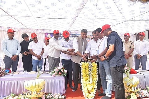 ಪತ್ರಕರ್ತರ ಸಂಕ್ರಾಂತಿ ಸಂಭ್ರಮ ಕ್ರಿಕೆಟ್ ಪಂದ್ಯಾವಳಿಯ ಸಭಾಕಾರ್ಯಕ್ರಮವನ್ನು ಎ.ಎಸ್.ಪೊನ್ನಣ್ಣ ಅವರು ಉದ್ಘಾಟಿಸಿದರು. ಮೆಹರೋಜ್ ಖಾನ್, ಎಂ.ಪಿ.ಸುಜಾಕುಶಾಲಪ್ಪ, ಹೆಚ್.ಟಿ.ಅನಿಲ್ ಇತರರಿದ್ದರು.