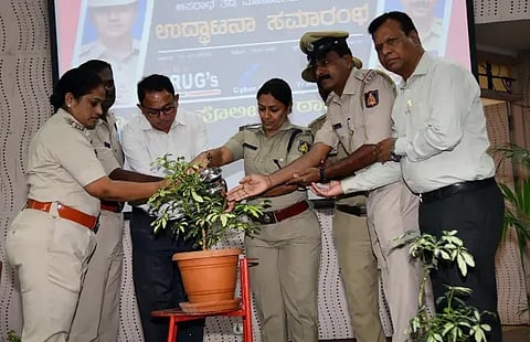 ದಾವಣಗೆರೆಯ ಬಾಪೂಜಿ ಎಂಬಿಎ ಕಾಲೇಜಿನಲ್ಲಿ ಸೋಮವಾರ ಹಮ್ಮಿಕೊಂಡಿದ್ದ ಅಪರಾಧ ತಡೆ ಮಾಸಾಚರಣೆ ಕಾರ್ಯಕ್ರಮವನ್ನು ಎಸ್ಪಿ ಉಮಾ ಪ್ರಶಾಂತ್ ಉದ್ಘಾಟಿಸಿದರು. ನಗರ ಡಿವೈಎಸ್ಪಿ ಶರಣ ಬಸವೇಶ್ವರ, ಡಾ. ಸುಚಿತ್‌ಕುಮಾರ್, ತ್ರಿಭುವನಾನಂದ ಸ್ವಾಮಿ, ಶಿಲ್ಪಾ ಇತರರಿದ್ದರು.
