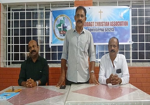 ಕೆಸಿಎ ಕ್ರಿಕೆಟ್ ಟೂರ್ನಿಯ ಪೂರ್ವಭಾವಿ ಸಭೆಯಲ್ಲಿ ಎ.ಜೆ.ಬಾಬು ಮಾತನಾಡಿದರು. ಸಿ.ಜೆ.ಅಂತೋಣಿ, ಬಿಂದುಸಾರ ಇದ್ದರು.