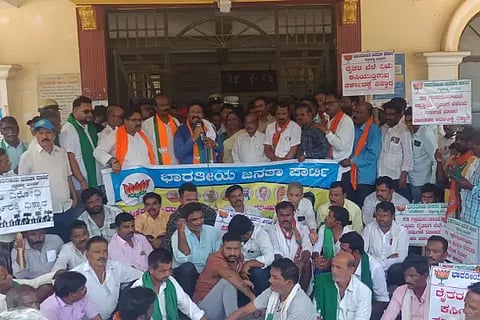 ರಟ್ಟಿಹಳ್ಳಿ, ಹಿರೇಕೆರೂರು ತಾಲೂಕಿನ ರೈತರಿಗೆ ಬೆಳೆ ವಿಮೆ ಜಮೆ ಆಗದೆ ಇರುವುದನ್ನು ಖಂಡಿಸಿ ತಾಲೂಕು ಬಿಜೆಪಿ ಮಂಡಲದ ವತಿಯಿಂದ ಪ್ರತಿಭಟನೆ ನಡೆಸಲಾಯಿತು. ಮಾಜಿ ಸಚಿವ ಬಿ.ಸಿ.ಪಾಟೀಲ, ಸಂಜೀವಯ್ಯ ಕಬ್ಬಿಣಕಂತೀಮಠ, ದೇವರಾಜ ನಾಗಣ್ಣನವರ, ಎನ್.ಎಂ.ಈಟೇರ, ಪ್ರಕಾಶಗೌಡ ಗೌಡರ, ರವಿಶಂಕರ ಬಾಳಿಕಾಯಿ, ಆರ್.ಎನ್.ಗಂಗೋಳ ಇದ್ದರು.