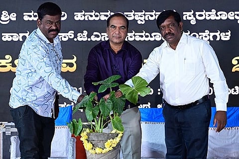  ಚಿತ್ರದುರ್ಗ ಭೋವಿ ಗುರುಪೀಠದಲ್ಲಿ ಗುರುವಾರ ಆಯೋಜಿಸಿದ್ದ ಜ್ಞಾನ ಸಂಗಮ ಕಾರ್ಯಕ್ರಮವನ್ನು ಕುದಾಪುರ ಭಾರತೀಯ ವಿಜ್ಞಾನ ಸಂಸ್ಥೆ ಪ್ರಾಧ್ಯಾಪಕ ಡಾ. ರಾಘವೇಂದ್ರ ಉದ್ಘಾಟಿಸಿದರು. ಗೌನಹಳ್ಳಿ ಗೋವಿಂದಪ್ಪ, ಶಿವಪ್ರಕಾಶ್ ಇದ್ದರು.