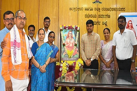 ಚಿತ್ರದುರ್ಗದಲ್ಲಿ ಮಂಗಳವಾರ ಆಯೋಜಿಸಿದ್ದ ಶ್ರೀ ಶಂಕರಾಚಾರ್ಯರ ಜಯಂತ್ಯುತ್ಸವದಲ್ಲಿ ಡಾ.ಕೆ.ಜೆ. ಕಾಂತರಾಜ್, ಕೆ.ಆರ್. ರಮಾದೇವಿ, ಬಿ.ಎಂ. ಗೋವಿಂದರಾಜ್, ಡಾ.ಬಿ.ಎಂ. ಗುರುನಾಥ್, ಮೀನಾಕ್ಷಿ ಭಟ್ ಇತರರು ಇದ್ದರು.