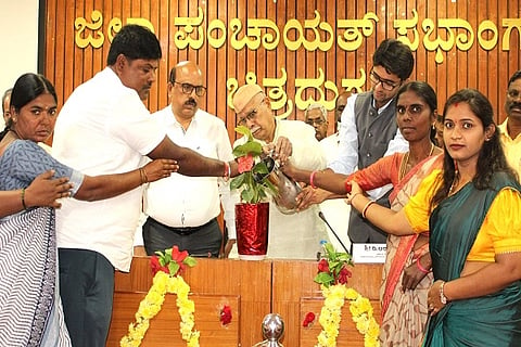  ಸ್ಥಳೀಯ ಸಂಸ್ಥೆಗಳ ಚುನಾಯಿತ ಜನಪ್ರತಿನಿಽಗಳು ಹಾಗೂ ಅಽಕಾರಿಗಳೊಂದಿಗೆ ಚಿತ್ರದುರ್ಗದಲ್ಲಿ ಶುಕ್ರವಾರ ಆಯೋಜಿಸಿದ್ದ ಸಂವಾದ ಕಾರ್ಯಕ್ರಮವನ್ನು ಡಿ.ಆರ್. ಪಾಟೀಲ್ ಉದ್ಘಾಟಿಸಿದರು. ಟಿ. ವೆಂಕಟೇಶ್, ಡಾ. ಆಕಾಶ್, ಡಿ.ಎನ್. ಮೈಲಾರಪ್ಪ ಇತರರಿದ್ದರು.