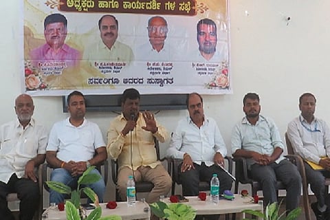  ಚಿತ್ರದುರ್ಗದಲ್ಲಿ ಶುಕ್ರವಾರ ಆಯೋಜಿಸಿದ್ದ ಹಾಲು ಉತ್ಪಾದಕರ ಸಂಘಗಳ ಅಧ್ಯಕ್ಷರು, ಕಾರ್ಯದರ್ಶಿಗಳ ಸಭೆಯಲ್ಲಿ ಜಿ.ಪಿ. ರೇವಣಸಿದ್ದಪ್ಪ, ಜಿ.ಬಿ. ಶೇಖರ್, ಬಿ.ಸಿ. ಸಂಜೀವಮೂರ್ತಿ, ರವಿಕುಮಾರ್, ಸತೀಶ್, ಮುಕುಂದ, ಅಶ್ವಿನಿ, ರಂಜಿತಾ ಇದ್ದರು.
