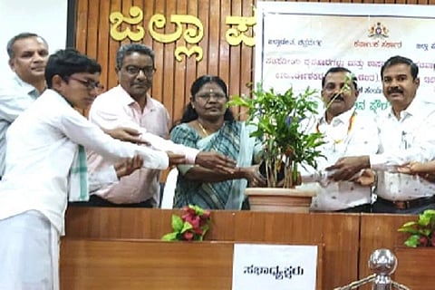  ಚಿತ್ರದುರ್ಗದಲ್ಲಿ ಬುಧವಾರ ಆಯೋಜಿಸಿದ್ದ ಕಲ್ಪಿತ ಸಂಸತ್ ಅಽವೇಶನವನ್ನು ಜಿಪಂ ಯೋಜನಾ ನಿರ್ದೇಶಕಿ ಜಯಲಕ್ಷಿ÷್ಮಉದ್ಘಾಟಿಸಿದರು. ಕೆ.ಜೆ.ಪ್ರಶಾಂತ್, ಶಿಕ್ಷಣಾಽಕಾರಿ ಇನಾಯತ್‌ವುಲ್ಲಾ, ವಿಷಯ ಪರಿವೀಕ್ಷಕರಾದ ರಂಗನಾಯ್ಕ್, ನಿತ್ಯಾನಂದ, ಡಯಟ್ ಉಪನ್ಯಾಸಕ ಬಸವರಾಜ್ ಇತರರು ಇದ್ದರು.