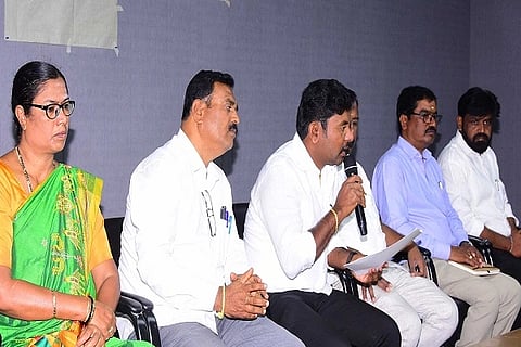 ಮಾಲತೇಶ್ ಮುದ್ದಜ್ಜಿ,ಶ್ರೀನಿವಾಸ್, ಎ. ಮಲ್ಲಿಕಾರ್ಜುನ, ಎಚ್.ಬಿ. ಪೂಜಾರ್, ಆರ್. ರಮೇಶ್, ಡಾ.ಬಿ.ಟಿ. ಲೋಲಾಕ್ಷಮ್ಮ ಇದ್ದರು.