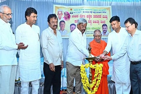 ಚಿತ್ರದುರ್ಗದಲ್ಲಿ ಶನಿವಾರ ಬಬ್ಲಿಬಾಯಿ ಹಂಜಾರಿ ಮಲï‌ಜಿ ಸ್ಮರಣಾರ್ಥ ಜೈನ ಸಮುದಾಯ ಆಯೋಜಿಸಿದ್ದ ಉಚಿತ ನೇತ್ರ ತಪಾಸಣೆ, ಪೊರೆ ಶಸöಚಿಕಿತ್ಸಾ ಶಿಬಿರವನ್ನು ಶ್ರೀ ಶಿವಲಿಂಗಾನAದ ಸ್ವಾಮೀಜಿ, ಕೆ.ಸಿ. ವೀರೇಂದ್ರಪಪ್ಪಿ, ಡಾ.ಎಂ. ಚಂದ್ರಪ್ಪ ಉದ್ಘಾಟಿಸಿದರು. ಬಿ.ಎ. ಲಿಂಗಾರೆಡ್ಡಿ, ಜಿ.ಎಸ್. ಮಂಜುನಾಥ್, ಎಂ.ಕೆ. ತಾಜ್‌ಪೀರ್, ಡಾ.ಎಲ್. ಪಾಲಾಕ್ಷಯ್ಯ ಇತರರಿದ್ದರು.