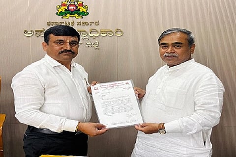 ಒಳಾಂಗಣ ಚಿತ್ರೀಕರಣಕ್ಕೆ ಅಗತ್ಯವಿರುವ ಭೂಮಿಯನ್ನು ಚಿತ್ರದುರ್ಗದಲ್ಲಿ ಭೂಮಿ ಮಂಜೂರು ಮಾಡುವಂತೆ ಕೋರಿ ಶ್ರೀ ಕಂಠೀ ರವ ಸ್ಟುಡಿಯೋಸ್ ನಿಯಮಿತ ಅಧ್ಯಕ್ಷ ಮಹಬೂಬ್ ಪಾಷಾ ಅವರು ಎಡಿಸಿ ಬಿ.ಟಿ.ಕುಮಾರಸ್ವಾಮಿ ಅವರಿಗೆ  ಮನವಿ ಸೋಮವಾರ ಸಲ್ಲಿಸಿದರು. 