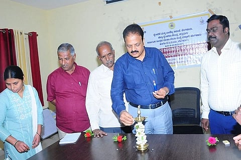ಚಿತ್ರದುರ್ಗದಲ್ಲಿ ಸೋಮವಾರ ಆಯೋಜಿಸಿದ್ದ ಆರ್‌ಎಎಂಪಿ ಯೋಜನೆಗೆ ಜಿಲ್ಲಾ ಕೈಗಾರಿಕೆ ಕೇಂದ್ರದ ಜಂಟಿ ನಿರ್ದೇಶಕ ಬಿ.ಆನಂದ್ ಚಾಲನೆ ನೀಡಿದರು. ಜಿ.ಡಿ. ಕೆಂಚವೀರಪ್ಪ, ಶಿವಾನಂದ ಯಲಿಗಾರ್, ಬಿ.ಕೆ. ಮಂಜುನಾಥ ಸ್ವಾಮಿ ಇದ್ದರು.