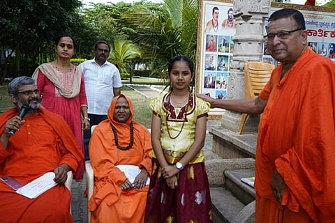 ಚಿತ್ರದುರ್ಗ ಮುರುಘಾಮಠದಲ್ಲಿ ಭಾನುವಾರ ವಚನ ಕಂಠಪಾಠ ಸ್ಪರ್ಧೆಯನ್ನು ಏರ್ಪಡಿಸಲಾಗಿತ್ತು. ಡಾ.ಬಸವಕುಮಾರ ಸ್ವಾಮೀಜಿ, ಬಸವಮುರುಘೇಂದ್ರ ಸ್ವಾಮೀಜಿ ಸಹಿತ ನಾನಾ ಗಣ್ಯರು ಇದ್ದರು.