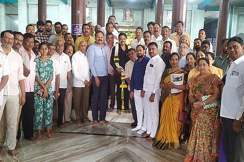  ಚಿತ್ರದುರ್ಗ ವೀರಶೈವ ಅರ್ಬನ್ ಕ್ರೆಡಿಟ್ ಕೋ ಆಪರೇಟಿವ್ ಸೊಸೈಟಿ ಆಡಳಿತ ಮಂಡಳಿ ಚುನಾವಣೆಗೆ ನಾಮಪತ್ರ ಸಲ್ಲಿಕೆ ಮುನ್ನ ಪಟೇಲ್‌ಶಿವಕುಮಾರ್ ತಂಡದ ಅಭ್ಯರ್ಥಿಗಳು ಶ್ರೀ ನೀಲಕಂಠೇಶ್ವರ ದೇವಾಲಯದಲ್ಲಿ ಪೂಜೆ ಸಲ್ಲಿಸಿದರು. ರಾಜ್ಯ ಖನಿಜ ನಿಗಮದ ಮಾಜಿ ಅಧ್ಯಕ್ಷ ಎಸ್. ಲಿಂಗಮೂರ್ತಿ, ಜಿ.ಟಿ. ಸುರೇಶ್‌ಸಿದ್ದಾಪುರ, ವಕೀಲ ಅನಿಲ್‌ಕುಮಾರ್ ಇತರರು ಇದ್ದರು.