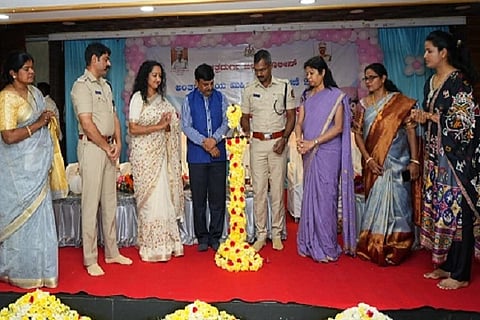 ಪೊಲೀಸ್ ಇಲಾಖೆಯಿಂದ ಅಂತಾರಾಷ್ಟಿçÃಯ ಮಹಿಳಾ ದಿನಾಚರಣೆ ಅಂಗವಾಗಿ ಏರ್ಪಡಿಸಿದ್ದ ಖಾಕಿಯೊಳಗೊಬ್ಬ ಸಖಿ ಕಾರ್ಯಕ್ರಮವನ್ನು ಎಸ್‌ಪಿ ರಂಜಿತ್‌ಕುಮಾರ್ ಬಂಡಾರು ಉದ್ಘಾಟಿಸಿದರು. ಡಾ.ಆರ್.ಶಿವಕುಮಾರ್, ಬಿ.ಟಿ.ಕುಮಾರಸ್ವಾಮಿ, ಯುಮುನಾ ಶ್ರೀದೇವಿ, ಸ್ವಾತಿ, ಯಶೋಧಾ, ಎಂ.ಎಚ್.ಅಶ್ವಿನಿ, ಡಾ.ಲತಾ ಇತರರು ಇದ್ದರು. 