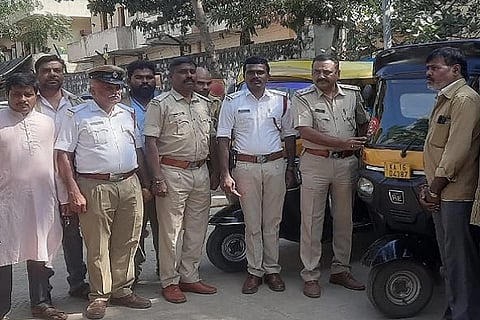 ಚಿತ್ರದುರ್ಗ ಸಂಚಾರ ಠಾಣೆ ಬಳಿ ಆಟೋಗಳಿಗೆ ಟಿಪಿಸಿ ಸಂಖ್ಯೆ ಸ್ಟಿಕ್ಕರ್‌ನ್ನು ಸಂಚಾರ ಠಾಣೆ ಪಿಎಸ್‌ಐ ಜಿ.ಎನ್.ವಿಶ್ವನಾಥ್ ಅಂಟಿಸಿದರು. ಬಡಾವಣೆ ಸಿಪಿಐ ತಿಮ್ಮಣ್ಣ, ಎಎಸ್‌ಐಗಳಾದ ಬಸವರಾಜ್, ಡಿ.ವೆಂಕಟೇಶ ಹಾಗೂ ಆಟೋ ಚಾಲಕರು ಇದ್ದಾರೆ.