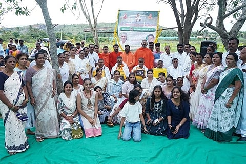 ಚಿತ್ರದುರ್ಗದಲ್ಲಿ ಭಾನುವಾರ ಆಯೋಜಿಸಿದ್ದ ಡಾ.ಎಸ್. ಜಾನಕಿ, ಎಚ್. ಹನುಮಂತಪ್ಪ ಅವರ ನುಡಿನಮನ ಕಾರ್ಯಕ್ರಮದಲ್ಲಿ ವಿವಿಧ ಕ್ಷೇತ್ರದ ಸಾಧಕರನ್ನು ಸನ್ಮಾನಿಸಲಾಯಿತು. ಡಾ. ಬಸವಕುಮಾರ ಸ್ವಾಮೀಜಿ, ಡಾ.ಕೆ.ಬಿ. ಗುಡಸಿ, ಗಾಯತ್ರಿ ಶಿವರಾಂ, ಎಸ್. ಷಣ್ಮುಖಪ್ಪ, ಗುರುಮೂರ್ತಿ, ನಾಗರಾಜ ಸಂಗಂ ಇತರರಿದ್ದರು.