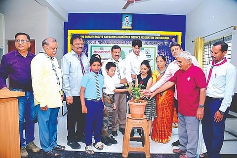  ಬಹುಮಾನ ವಿತರಣಾ ಸಮಾರಂಭವನ್ನು ಡಾ.ಎಸ್. ಆಕಾಶ್ ಉದ್ಘಾಟಿಸಿದರು. ಜಿ. ಗೋಪ್ಯಾನಾಯ್ಕ್, ಬಿ.ಎ. ಲಿಂಗಾರೆಡ್ಡಿ, ಎಚ್.ವಿ. ಪಲ್ಲವಿ, ಹರ್ಷ ಪುರೋಹಿತ್, ಡಿಪಿಎನ್ ಶ್ರೇಷ್ಠಿ, ನಾಗರಾಜ್ ಬೇದ್ರೆ, ಸುವರ್ಣಮ್ಮ  ಇತರರಿದ್ದರು.