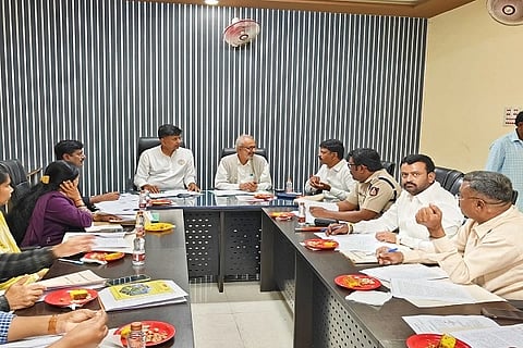 ಚಿತ್ರದುರ್ಗದಲ್ಲಿ ಸೋಮವಾರ ಆಯೋಜಿಸಿದ್ದ ಕುಡಾ ಸಾಮಾನ್ಯ ಸಭೆಯಲ್ಲಿ ಶಾಸಕ ಕೆ.ಸಿ. ವೀರೇಂದ್ರಪಪ್ಪಿ, ಎಂಎಲ್‌ಸಿ ಕೆ.ಎಸ್. ನವೀನ್, ಪ್ರಾಽಕಾರದ ಅಧ್ಯಕ್ಷ ಎಂ.ಕೆ. ತಾಜ್‌ಪೀರ್, ಆಯುಕ್ತ ಸೋಮಶೇಖರ್, ನಗರಸಭೆ ಆಯುಕ್ತೆ ಎಸ್.ಲಕ್ಷಿ÷್ಮÃ ಇತರರು ಇದ್ದರು.