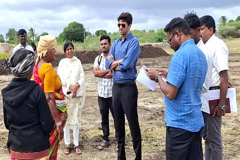 ಜಿಪಂ ಸಿಇಒ ಡಾ.ಎಸ್.ಆಕಾಶ್ ಗುರುವಾರ ಚಿತ್ರದುರ್ಗ ದ್ಯಾಮವ್ವನಹಳ್ಳಿಯಲ್ಲಿ ವಿಬಿರಾಮ್‌ಜಿ ಯೋಜನೆಯಡಿ ನಡೆಯುತ್ತಿರುವ ಕೆರೆ ಅಭಿವೃದ್ಧಿ ಕಾಮಗಾರಿ ಪರಿಶೀಲಿಸಿದರು. ತಾಪಂ ಇಒ ವೈ.ರವಿಕುಮಾರ್, ಶಿವಮೂರ್ತಿ, ಮೋಹನಕುಮಾರ್ ಇತರರು ಇದ್ದರು.