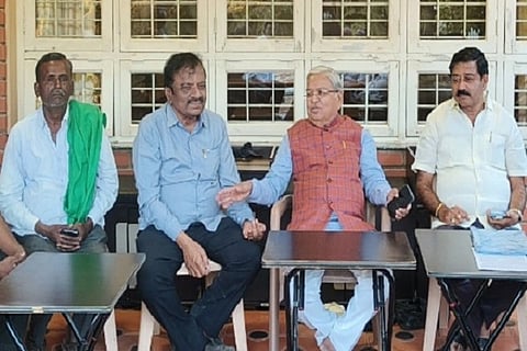 ಚಿತ್ರದುರ್ಗದಲ್ಲಿ ಶುಕ್ರವಾರ ಸಂಸದ ಗೋವಿಂದ ಎಂ.ಕಾರಜೋಳ ಅವರು ಜಿಲ್ಲಾ ನೀರಾವರಿ ಅನುಷ್ಠಾನ ಹೋರಾಟ ಸಮಿತಿ ಪ್ರಮುಖರೊಂದಿಗೆ ಚರ್ಚಿಸಿದರು. ಬಿ.ಎ.ಲಿಂಗಾರೆಡ್ಡಿ, ಜೆ.ಯಾದವರೆಡ್ಡಿ, ಜಿ.ಸುರೇಶ್‌ಬಾಬು, ಹಂಪಯ್ಯನ ಮಾಳಿಗೆ ಧನಂಜಯ ಇತರರಿದ್ದರು.