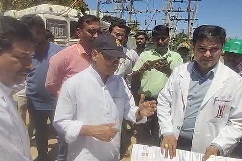 ಚಿತ್ರದುರ್ಗದ ಸರ್ಕಾರಿ ಮೆಡಿಕಲ್ ಕಾಲೇಜು ಕಟ್ಟಡ ನಿರ್ಮಾಣ ಪ್ರಗತಿಯನ್ನು ಮಂಗಳವಾರ ವೈದ್ಯಕೀಯ ಶಿಕ್ಷಣ ಸಚಿವ ಶರಣ ಪ್ರ ಕಾಶ್ ಪಾಟೀಲ್ ಪರಿಶೀಲಿಸಿದರು. ಡಾ.ಬಿ.ವೈ. ಯುವರಾಜ್, ಡಾ. ಮೇಘಾ, ಡಾ.ಎಸ್.ಪಿ. ರವೀಂದ್ರ ಇತರರು ಇದ್ದರು.