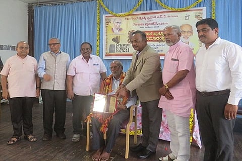 ಚಿತ್ರದುರ್ಗದಲ್ಲಿ ಭಾನುವಾರ ಸಂಶೋಧಕ ಡಾ. ಲಕ್ಷ÷್ಮಣ ತೆಲಗಾವಿ ಅವರಿಗೆ ಚಿದಾನಂದ ಪ್ರಶಸ್ತಿಯನ್ನು ಡಾ.ಡಿ.ವಿ. ಪರಮಶಿವಮೂರ್ತಿ ಪ್ರದಾನ ಮಾಡಿದರು. ಡಾ.ಬಿ.ಎಲ್. ವೇಣು, ಕುಮಾರ್ ಬಡಪ್ಪ, ಡಾ.ಸಿ.ಯು. ಮಂಜುನಾಥ್, ಡಾ.ಎನ್.ಎಸ್. ಮಹಂತೇಶ, ವೈ. ಗುಣವತಿ ಮಹಾಂತೇಶ್ ಇದ್ದರು.