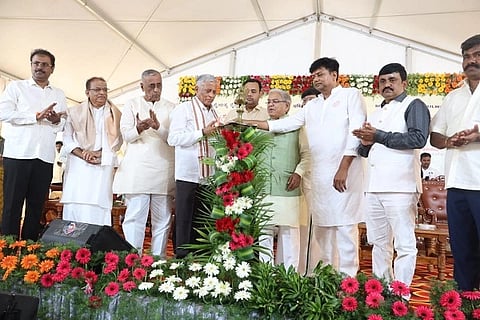  ಚಿತ್ರದುರ್ಗದಲ್ಲಿ ಭಾನುವಾರ ರೈಲ್ವೇ ಮೇಲ್ಸೇತುವೆಗೆ ಕೇಂದ್ರ ಸಚಿವ ವಿ. ಸೋಮಣ್ಣ ಭೂಮಿಪೂಜೆ ನೆರವೇರಿಸಿದರು. ಶಾಸಕ ಕೆ.ಸಿ. ವೀರೇಂದ್ರಪಪ್ಪಿ, ಮಾಜಿ ಶಾಸಕರಾದ ಜಿ.ಎಚ್. ತಿಪ್ಪಾರೆಡ್ಡಿ ಇತರರು ಇದ್ದರು.