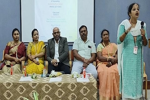  ಚಿತ್ರದುರ್ಗದ ಎಸ್‌ಜೆಎಂಐಟಿ ಕಾಲೇಜಿನಲ್ಲಿ ಬುಧವಾರ ಆಯೋಜಿಸಿದ್ದ ಮಹಿಳೆಯರ ಮೇಲಿನ ಲೈಂಗಿಕ ಕಿರುಕುಳ ತಡೆ, ನಿಷೇಧ ಮತ್ತು ಪರಿಹಾರ ಕಾಯ್ದೆ ೨೦೧೩ರ ಕುರಿತ ಜಾಗೃತಿ ಕಾರ್ಯಕ್ರಮದಲ್ಲಿ ಡಾ.ಪಿ.ಬಿ. ಭರತ್, ಡಿ. ಗೀತಾ, ಡಾ.ಎ.ಎಂ. ರಾಜೇಶ್ ಇತರರು ಇದ್ದರು.