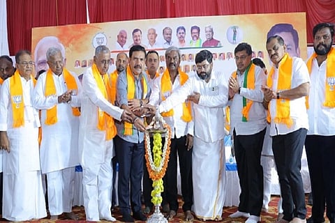 ಚಿತ್ರದುರ್ಗದಲ್ಲಿ ಬಿಜೆಪಿ ಬುಧವಾರ ಏರ್ಪಡಿಸಿದ್ದ ವಿಧಾನ ಪರಿಷತ್ ಆಗ್ನೇಯ ಕ್ಷೇತ್ರದ ಚುನಾವಣೆ ಪೂರ್ವಭಾವಿ ಸಭೆಯನ್ನು ಪಕ್ಷದ ರಾಜ್ಯಾಧ್ಯಕ್ಷ ಬಿ.ವೈ. ವಿಜಯೇಂದ್ರ ಉದ್ಘಾಟಿಸಿದರು. ಶಾಸಕ ಡಾ.ಎಂ. ಚಂದ್ರಪ್ಪ, ಅಭ್ಯರ್ಥಿ ಕೆ.ಎಂ. ಸುರೇಶ್, ಎಂಎಲ್‌ಸಿಗಳಾದ ಕೇಶವಪ್ರಸಾದ್, ಕೆ.ಎಸ್. ನವೀನ್, ಮಾಜಿ ಎಂಎಲ್‌ಸಿ ಶಿವಯೋಗಿ ಸ್ವಾಮಿ, ಮಾಜಿ ಶಾಸಕರಾದ ಜಿ.ಎಚ್.ತಿಪ್ಪಾರೆಡ್ಡಿ, ಎಸ್.ಕೆ. ಬಸವರಾಜನ್, ಬಿಜೆಪಿ ಜಿಲ್ಲಾಧ್ಯಕ್ಷ ಕೆ.ಟಿ. ಕುಮಾರಸ್ವಾಮಿ ಇತರರು ಇದ್ದರು.